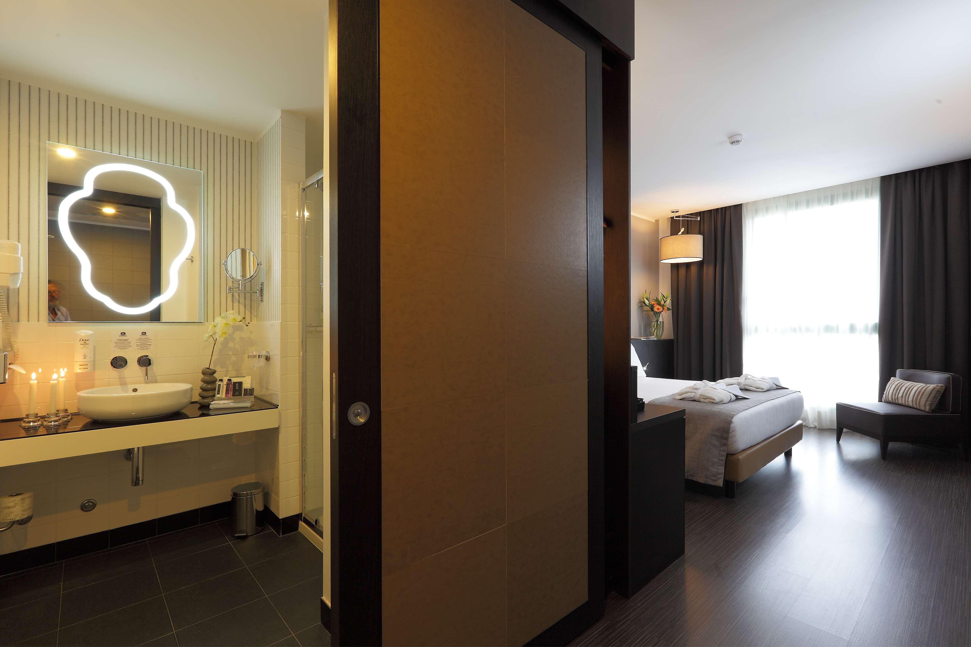 Hotel Western Premier Chc Airport 4*