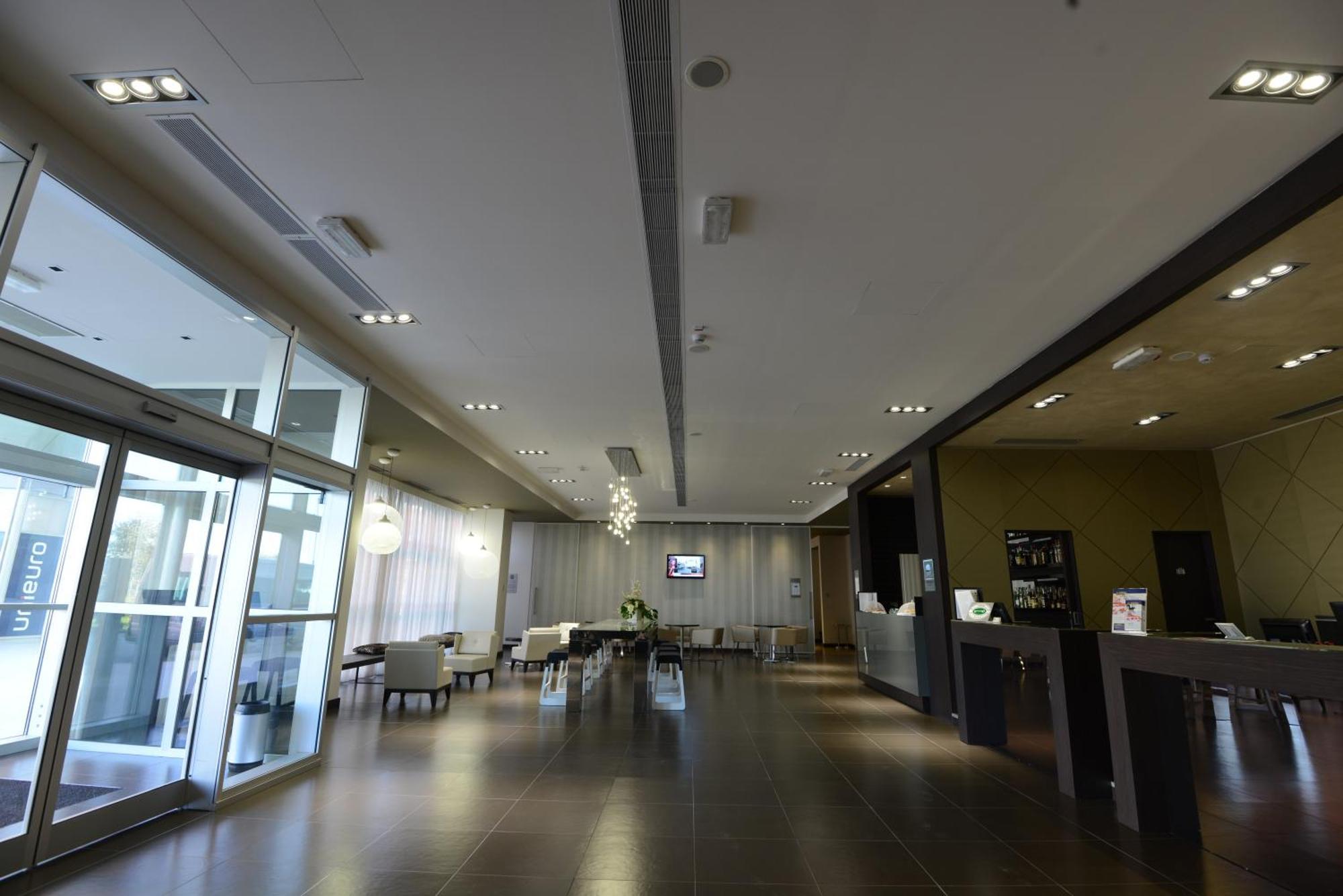Hotel Western Premier Chc Airport 4*