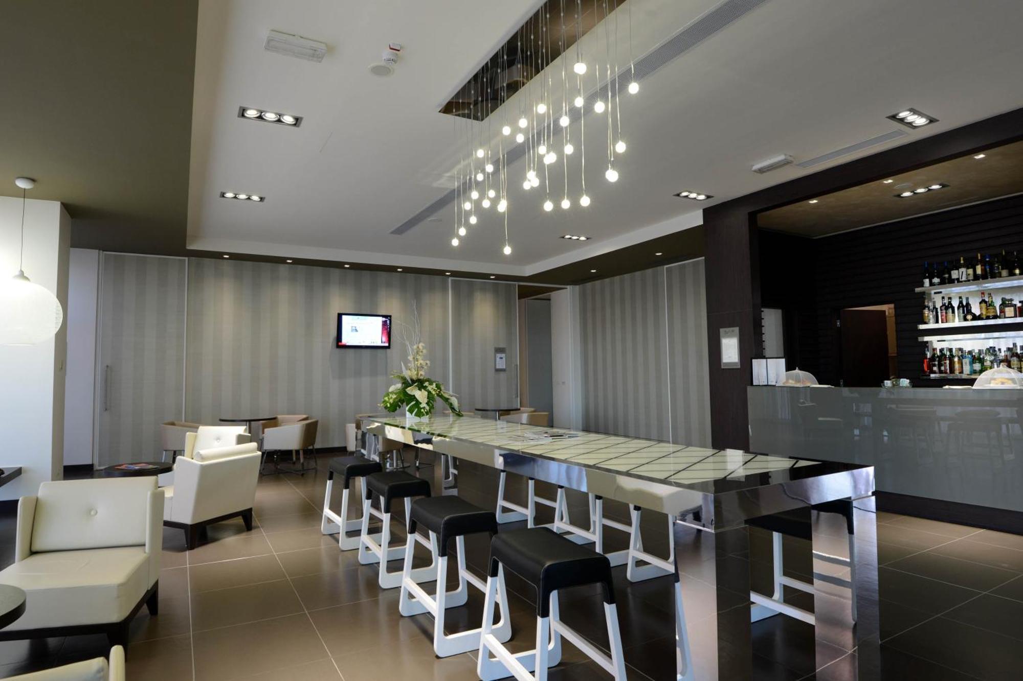 Hotel Western Premier Chc Airport 4*