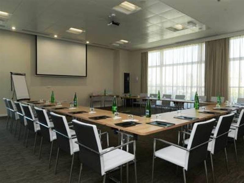 Hotel Western Premier Chc Airport 4*